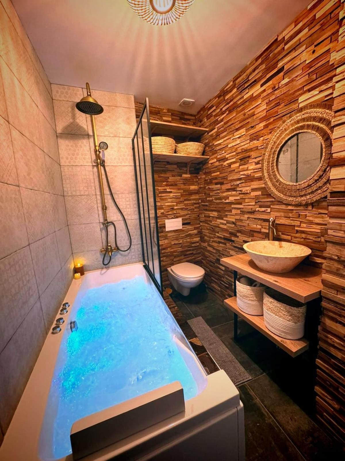 Duplex Safari Jusqu'a 4 Personnes, Spa, Cinema Et Lit Sous Les Arbres, Day Use, 10 Min Centre Apartment